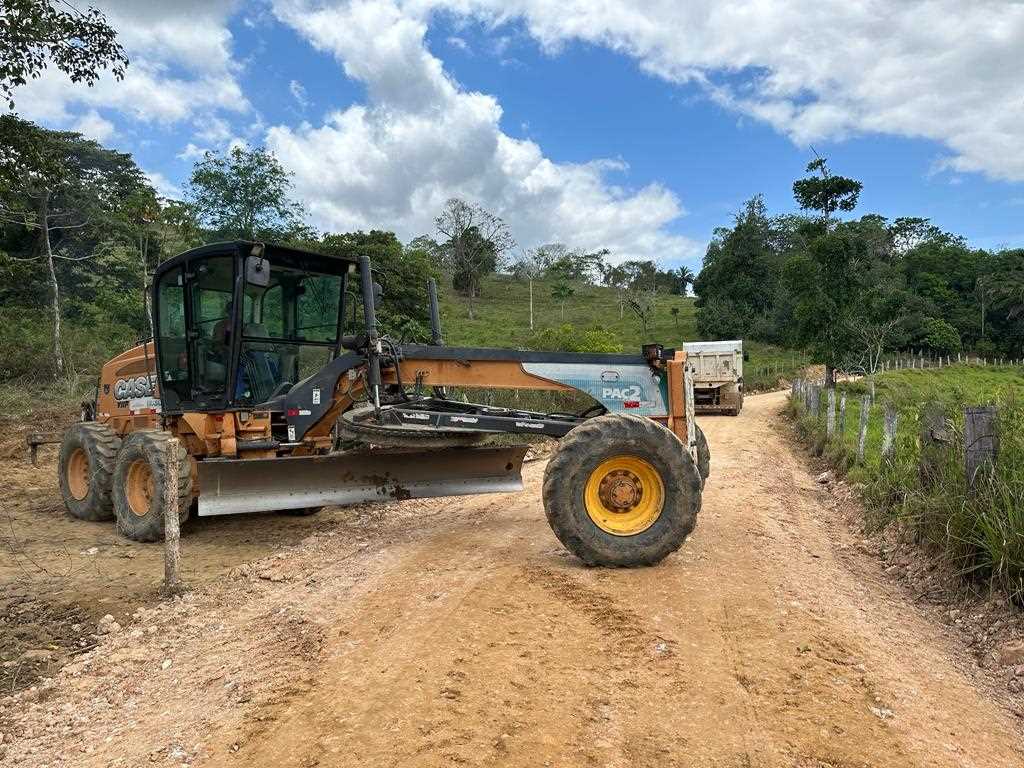 Camacã: Prefeitura mantem filme a recuperação das estradas vicinais e chega a região dos Mutuns